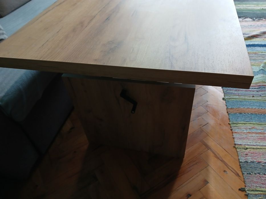 Продавам маса с повдигащ механизъм