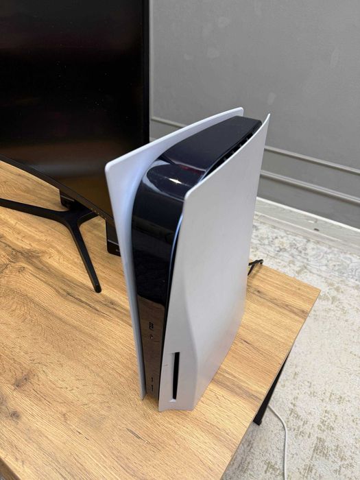 СРОЧНО Продаю комплект Пс 5 + моник + 2 геймпада !!