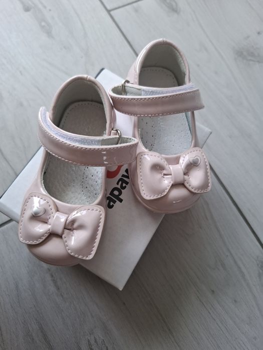 Бебешки лачени сандалки