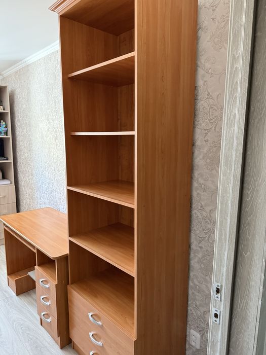 шкаф для книг с открытыми полками