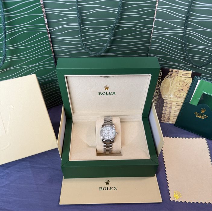 Женские часы Rolex, в подарочном каропке, с нежными элегатными камнями