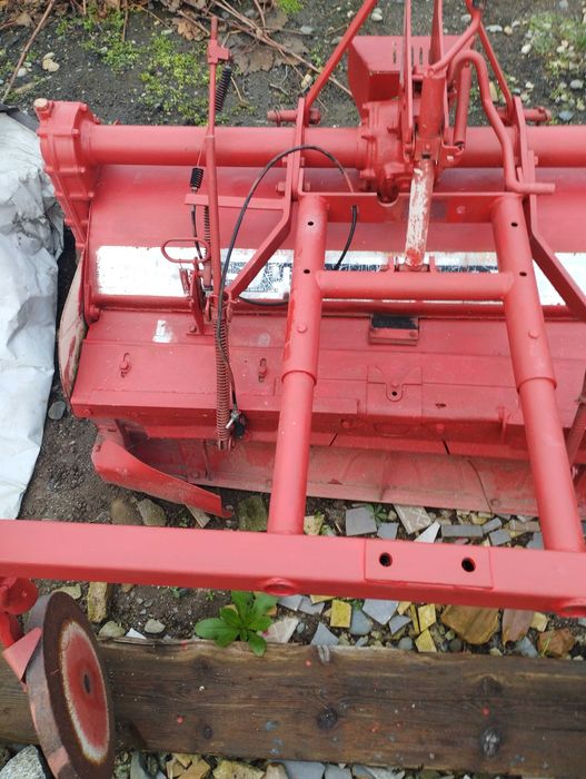 Продавам фреза малък трактор.