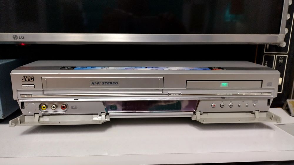 JVC , видеодвойка с пультом,комбо.