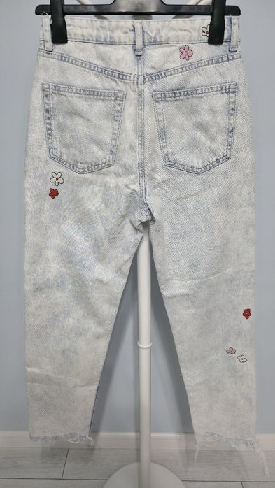 Blugi Mom Fit, Bershka, cu rupturi si broderii florale, 38
