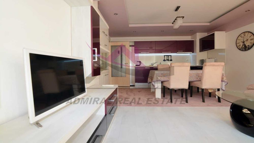 Тристаен -обзаведен -Лятно кино