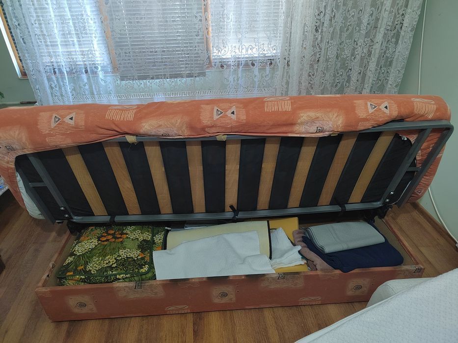 Canapea extensibila cu lada de depozitare