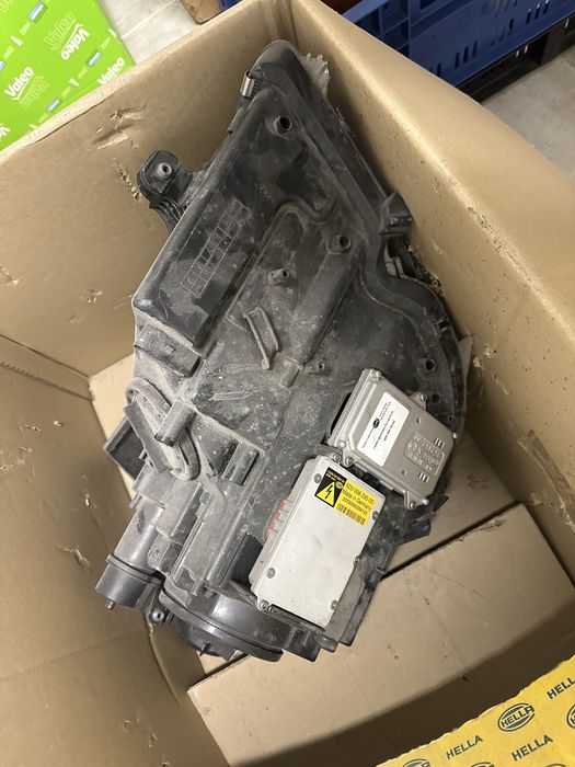 Mercedes Cls ляв фар оборудван (пукнато стъкло)