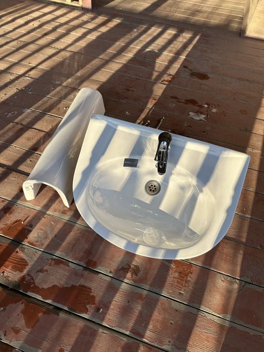 Раковина со смесителем.