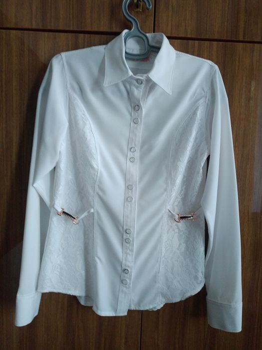 Продаётся белая школьная блузка, шёлковая