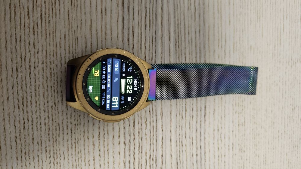 Samsung Galaxy Watch 42 mm (SM-R810) – stare foarte bună + curea metalică magnetică + încărcător