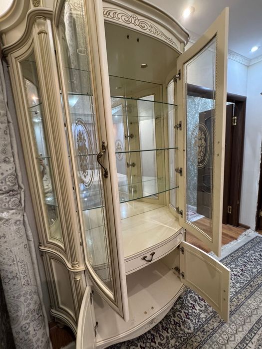 стол и стулья на 12 персон с сервантом