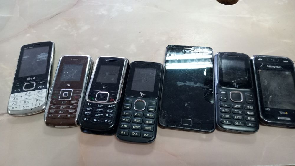 Телефоны б/у и сотовые