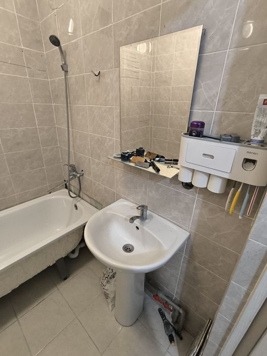 Раковина, смеситель, зеркало