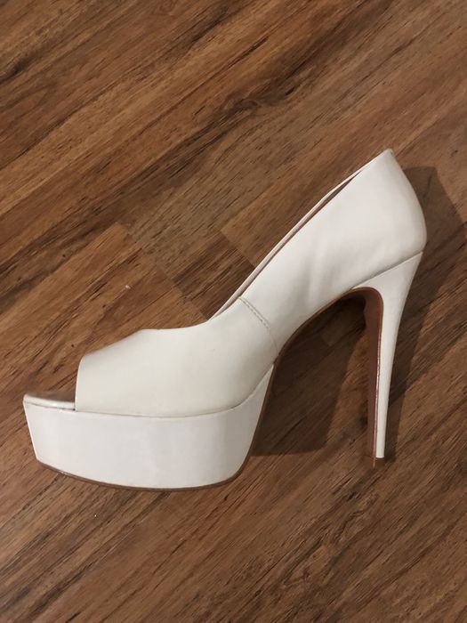 Белые туфли из телячей кожи