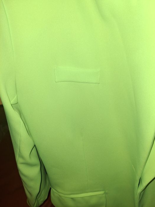 Дамско сако електриково зелен цвят.