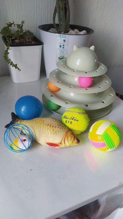 Игрушки котикам.