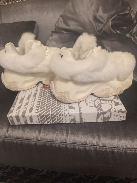 Уникални бутикови пухени бели маратонки