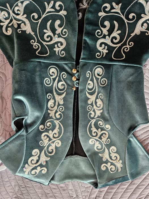 Продам жилет в национальном стиле на девочку