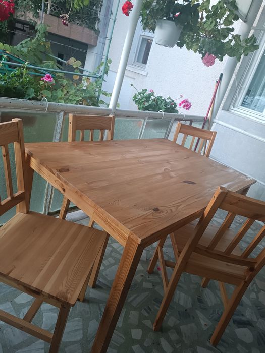 De vânzare Masă cu 4 scaune din lemn de brad și 4 perne pentru scaun cadou