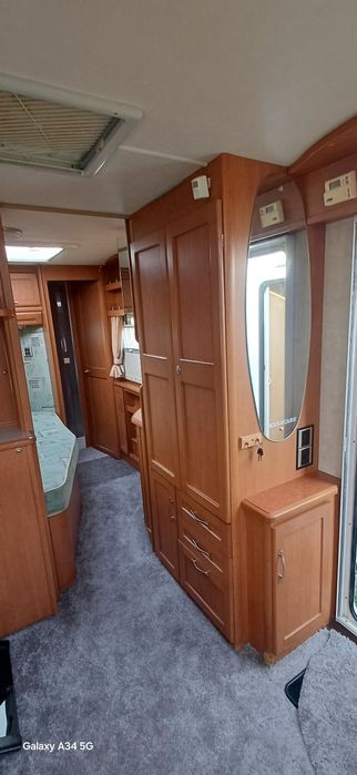 Vând rulota BESACAR  Axa dubla .ptr o locatie fixa ,pat matrimonial ,baie mare pe spate