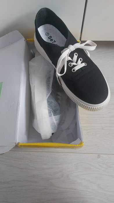Oferta Nou Kalapod Tenesi negru cu alb, 41 Nou