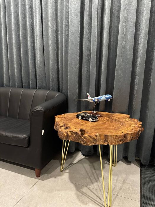 Jurnalniy stolik iz dereva sleb s eboksidnoysmaloy