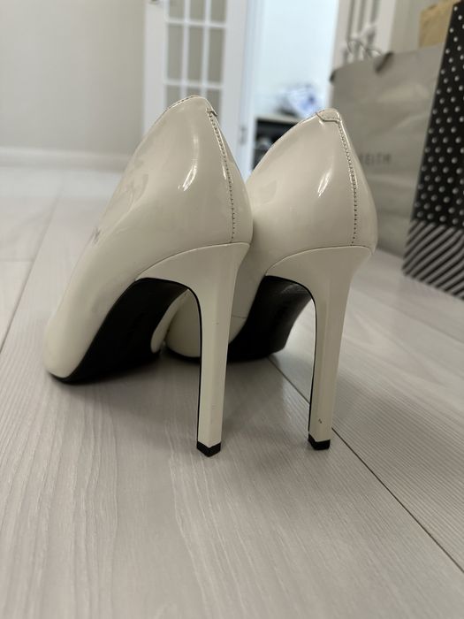 Белые лакированные туфли