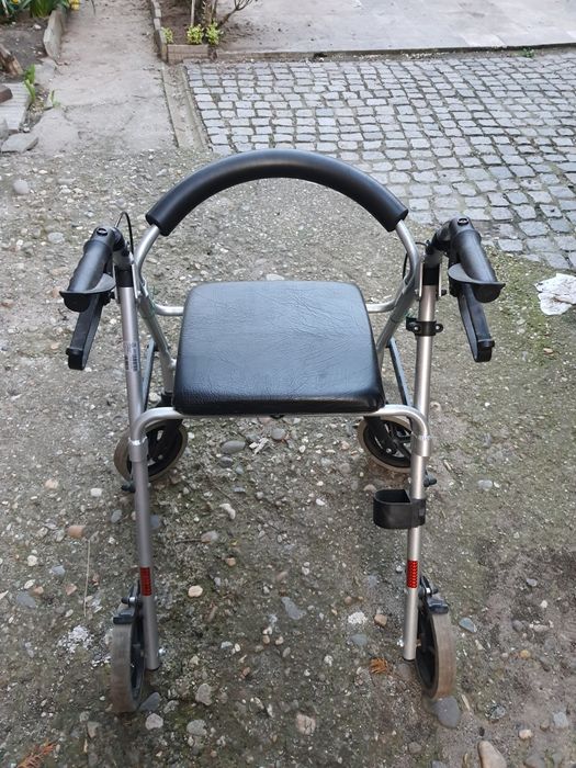 Спомагателна количка за възрастни хора