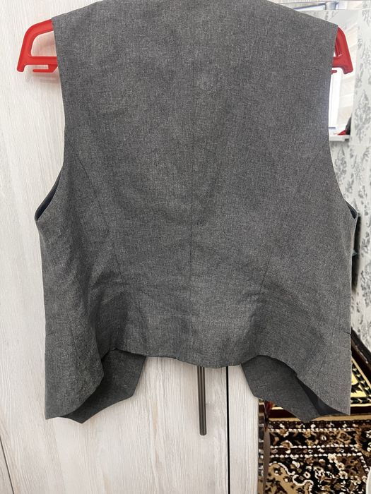 Жилетка женская много не носили одели пару раз сшита идеально