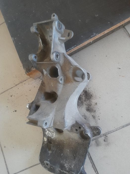 Продам кронштейн на ларгус в отличном состоянии