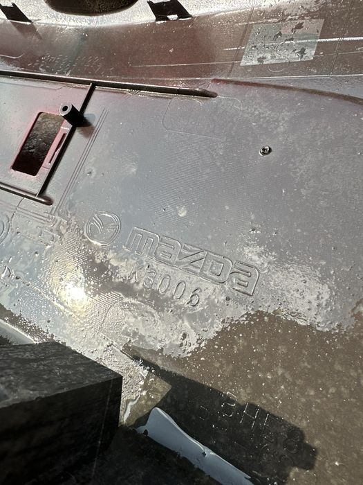 Spoiler Mazda 3 original culoarea rosu aprins (spart intr-un stalp)