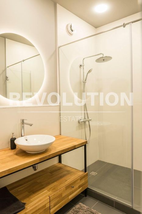 Тристаен апартамент в Центъра на София до НДК.