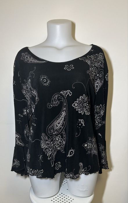 Bluza neagra eleganta cu modele paisley si pietricele , maneci usor evazate