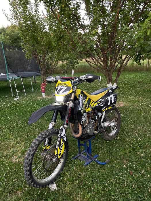 vand suzuki drz 400sm. schimb cu auto. de preferat duster 4*4