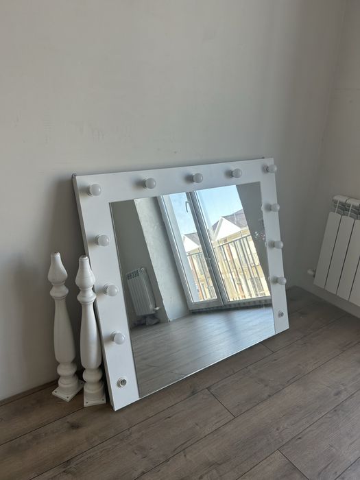 Продам консоль туалктный стол с зеркллом