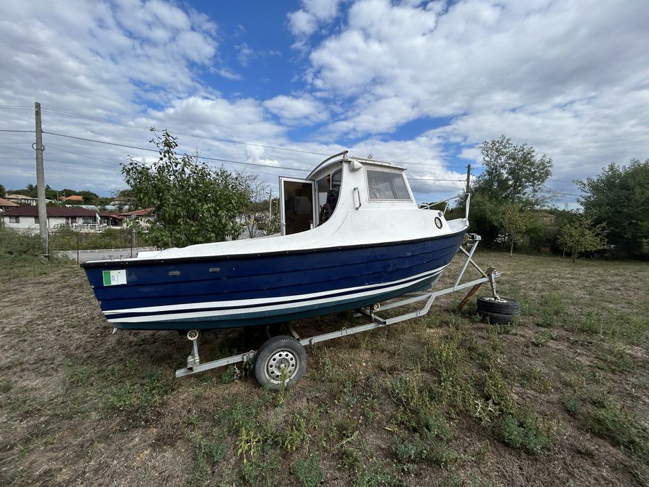 Лодка с двигател