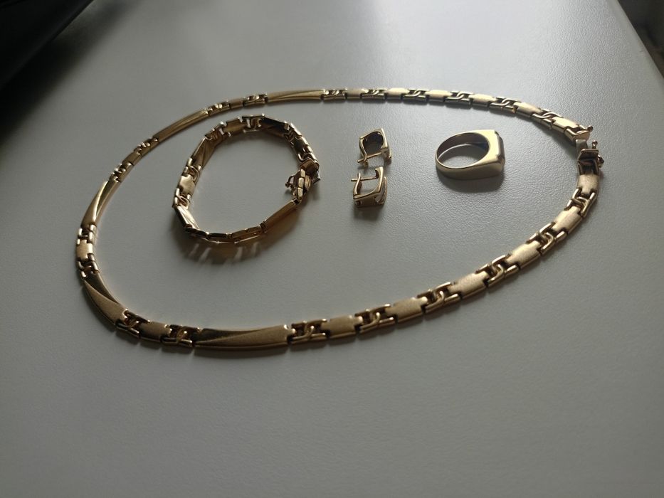 Vând set bijuterii aur 14K,se vinde doar set,gramaj,lanț 19,13,Bratara 8.54,cercei 3.32,inel4.62.
