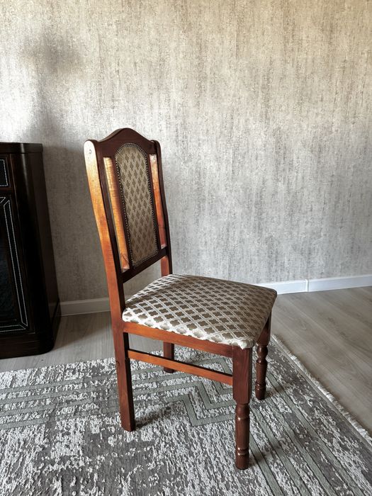 Деревянный стол со стульями