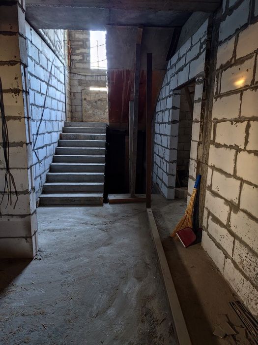 Дом недостроенный с участком продам