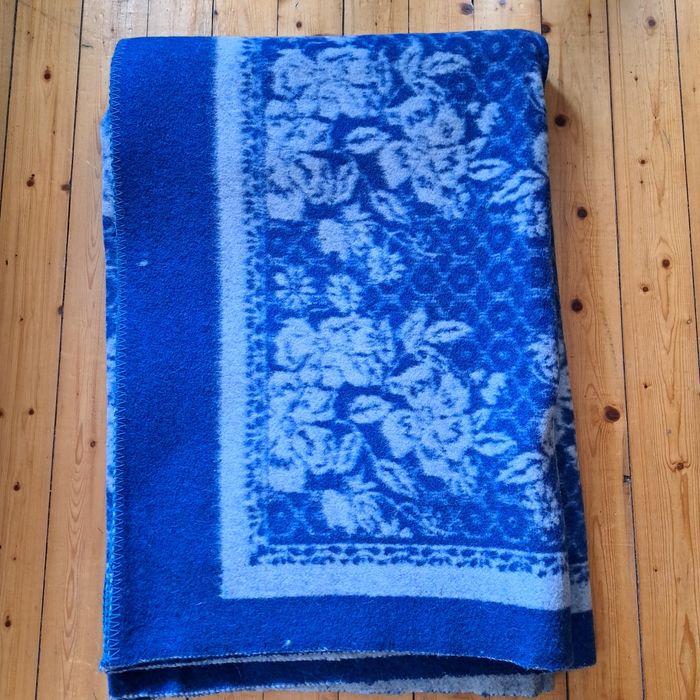 Двулицево вълнено одеало