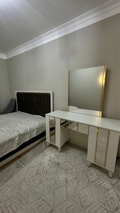 Кровать с туалетным столиком