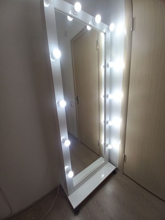 Зеркало на колёсиках