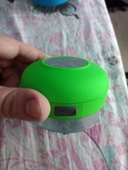 Boxa bluetooth cu ventuza rezistenta la umezeala