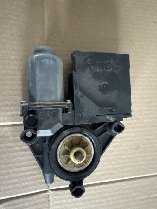 Motoras macara dreapta fata Volkswagen Golf 5 2.0 SDI 2006 Hatchback
