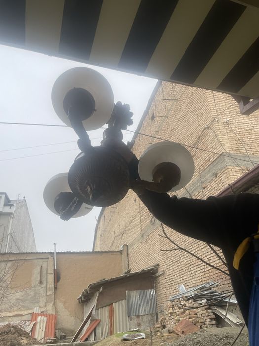 Люстра стариные тремя светилниками