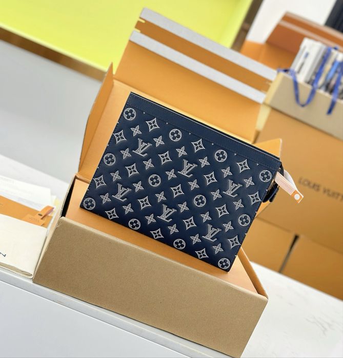 Louis Vuitton клъч / несесер