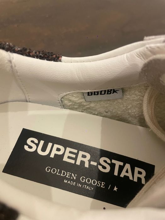 Golden Goose Super-Star albi cu stea din sclipici argintiu si detaliu la călcâi din sclipici maro