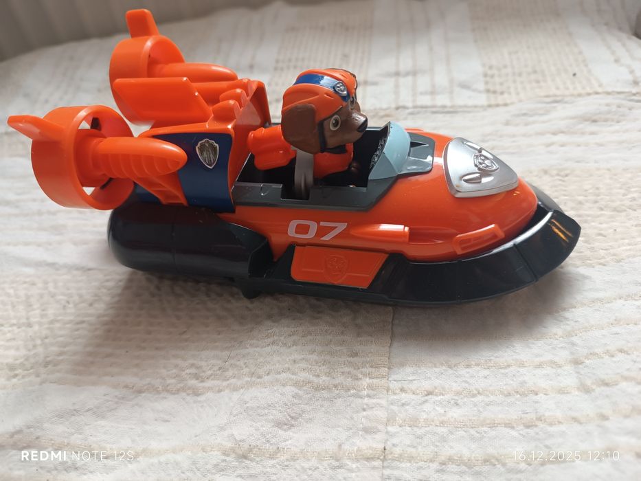 Figurina și barca Zuma Patrula Catelusilor