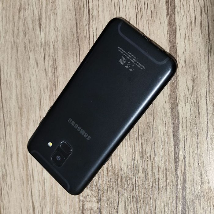 Samsung Galaxy A6 rasimdagi zoʻr holatda
