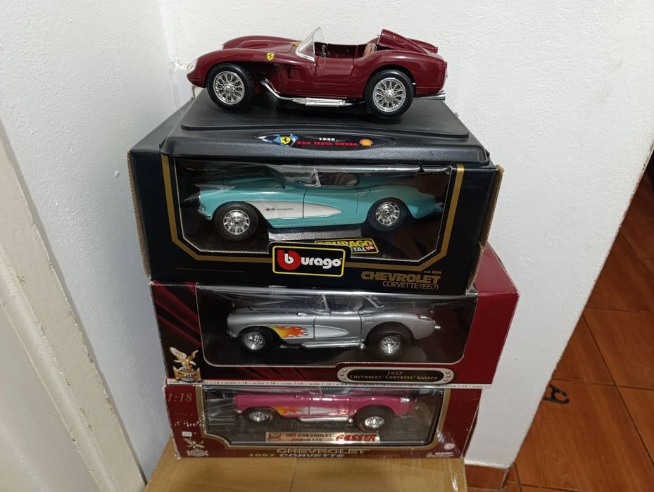 Vând colecție formată din 3 machete Chevrolet Corvette scara 1:18, ideale pentru colecționari sau pasionați auto.